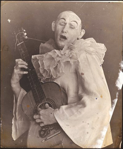 Hans poseert als Pierrot