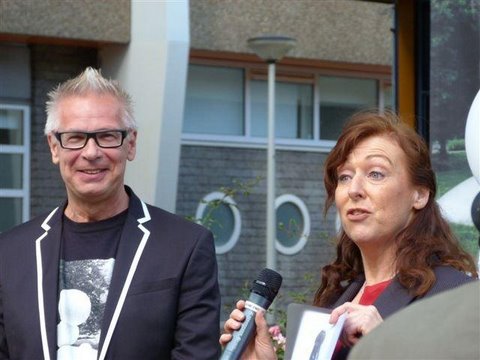 Peter Buisman wordt bedankt door Martine van der Plas