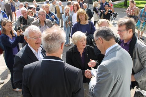 Familie van der Plas napraten met Peter Buisman en Abouteleb